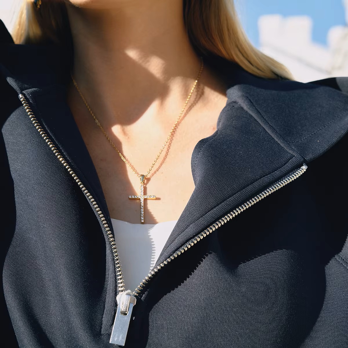 ELENYS Cross Pavé na krku – jemný řetízek a třpytivý křížek